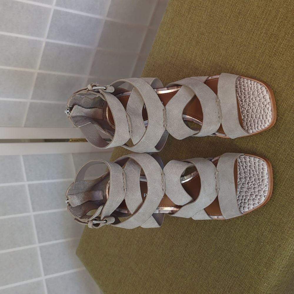 Donald Pliner Izze Heels